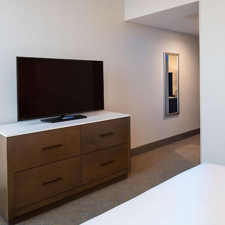Отель Doubletree By Hilton Madison East Экстерьер фото