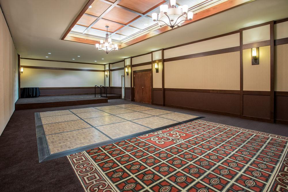 Отель Doubletree By Hilton Madison East Экстерьер фото