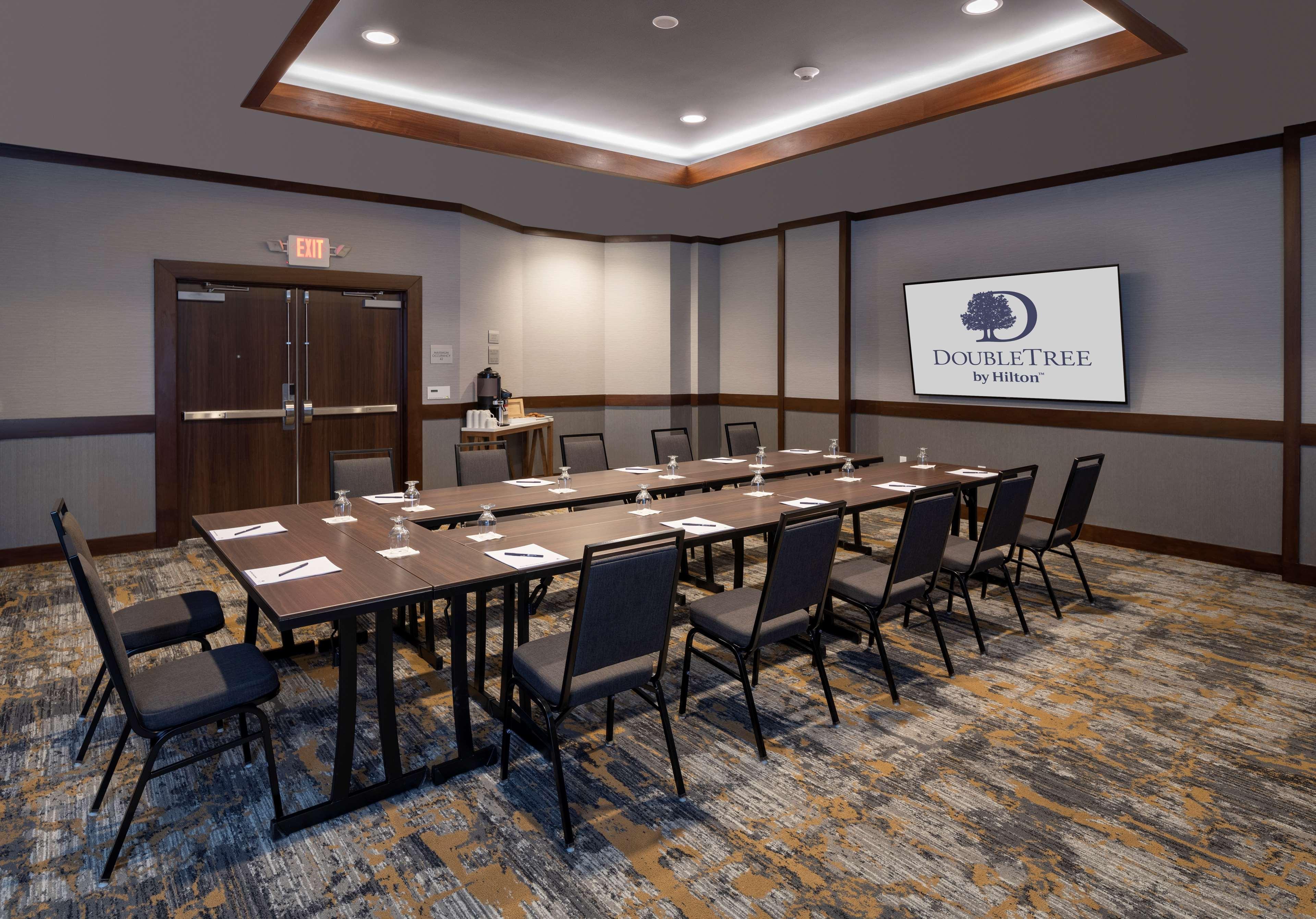 Отель Doubletree By Hilton Madison East Экстерьер фото