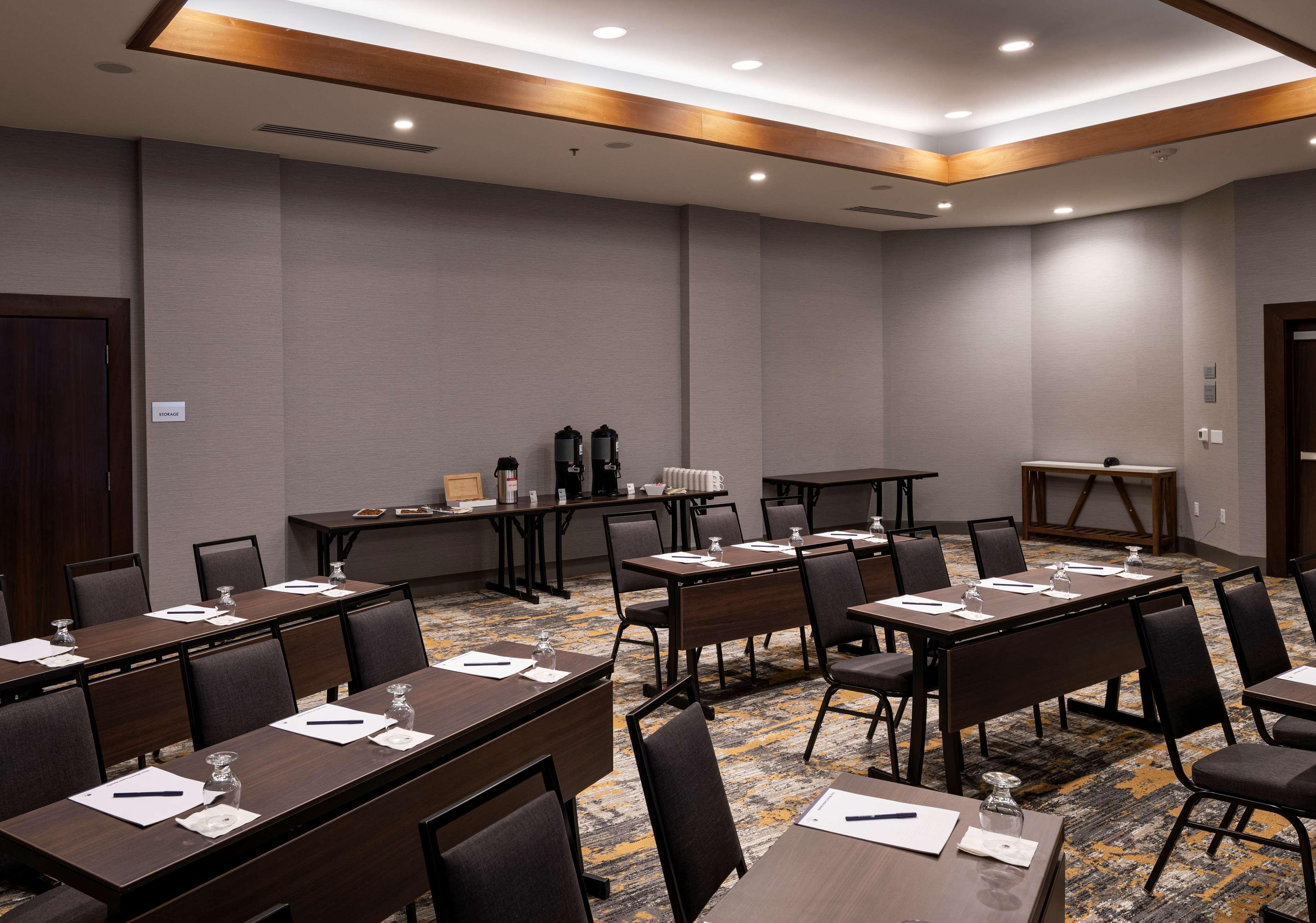 Отель Doubletree By Hilton Madison East Экстерьер фото