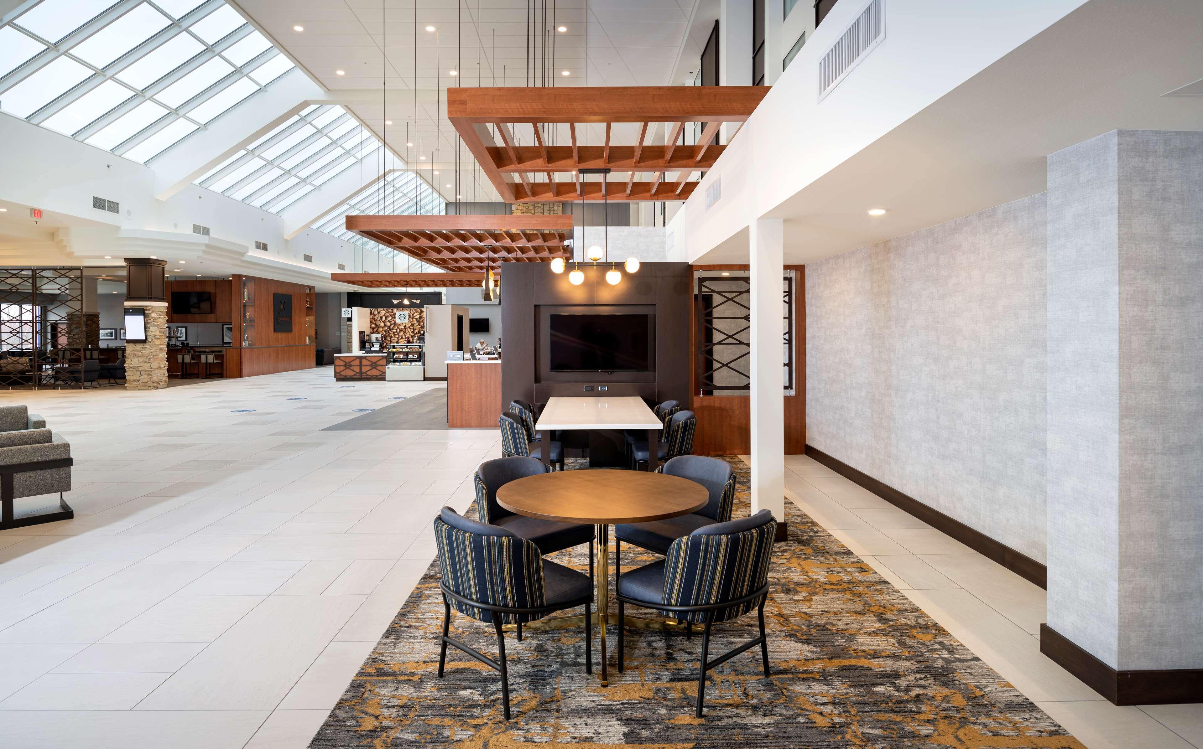 Отель Doubletree By Hilton Madison East Экстерьер фото