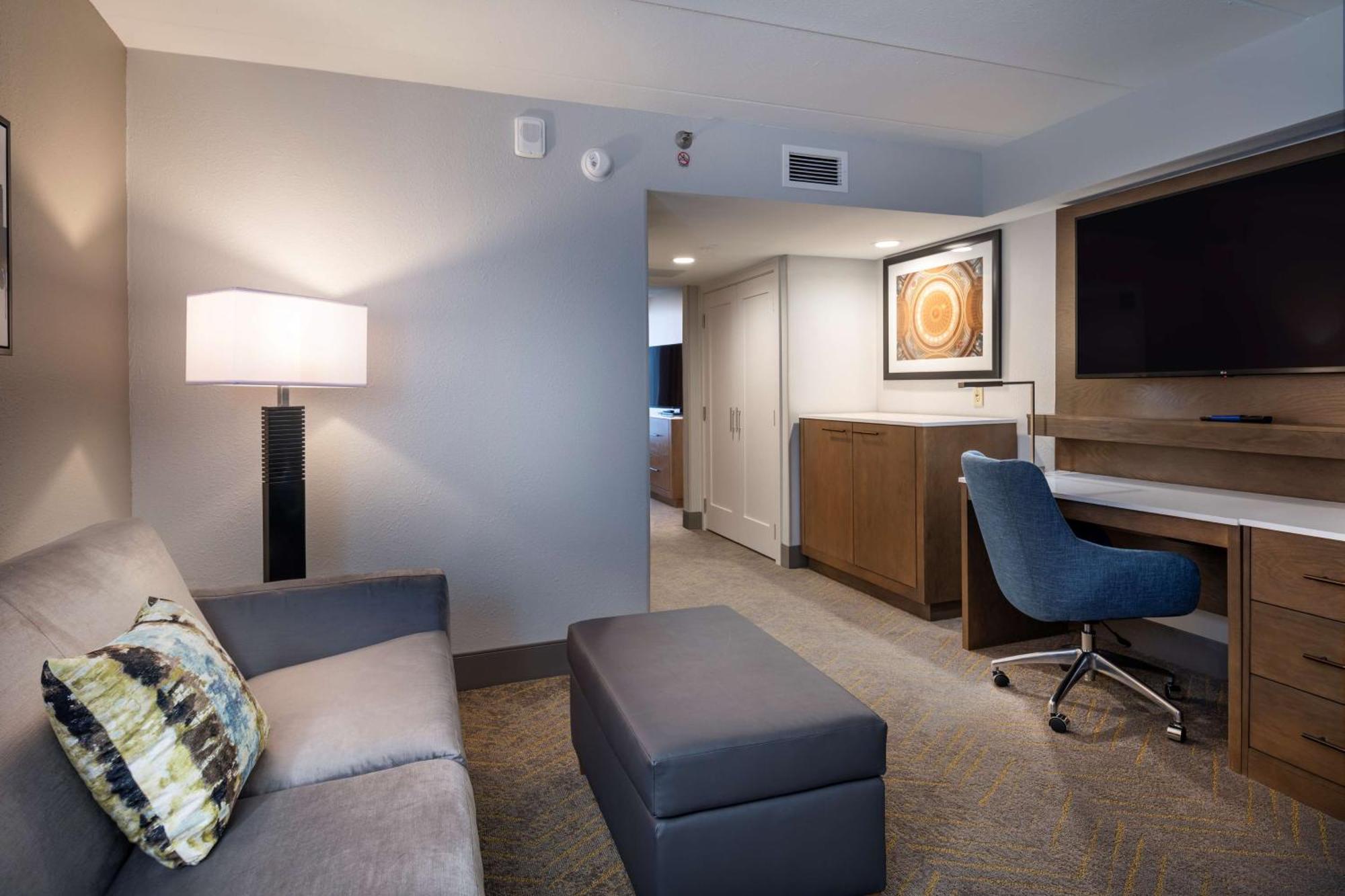 Отель Doubletree By Hilton Madison East Экстерьер фото