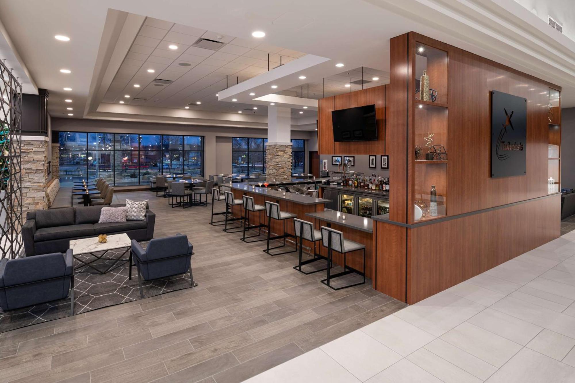 Отель Doubletree By Hilton Madison East Экстерьер фото