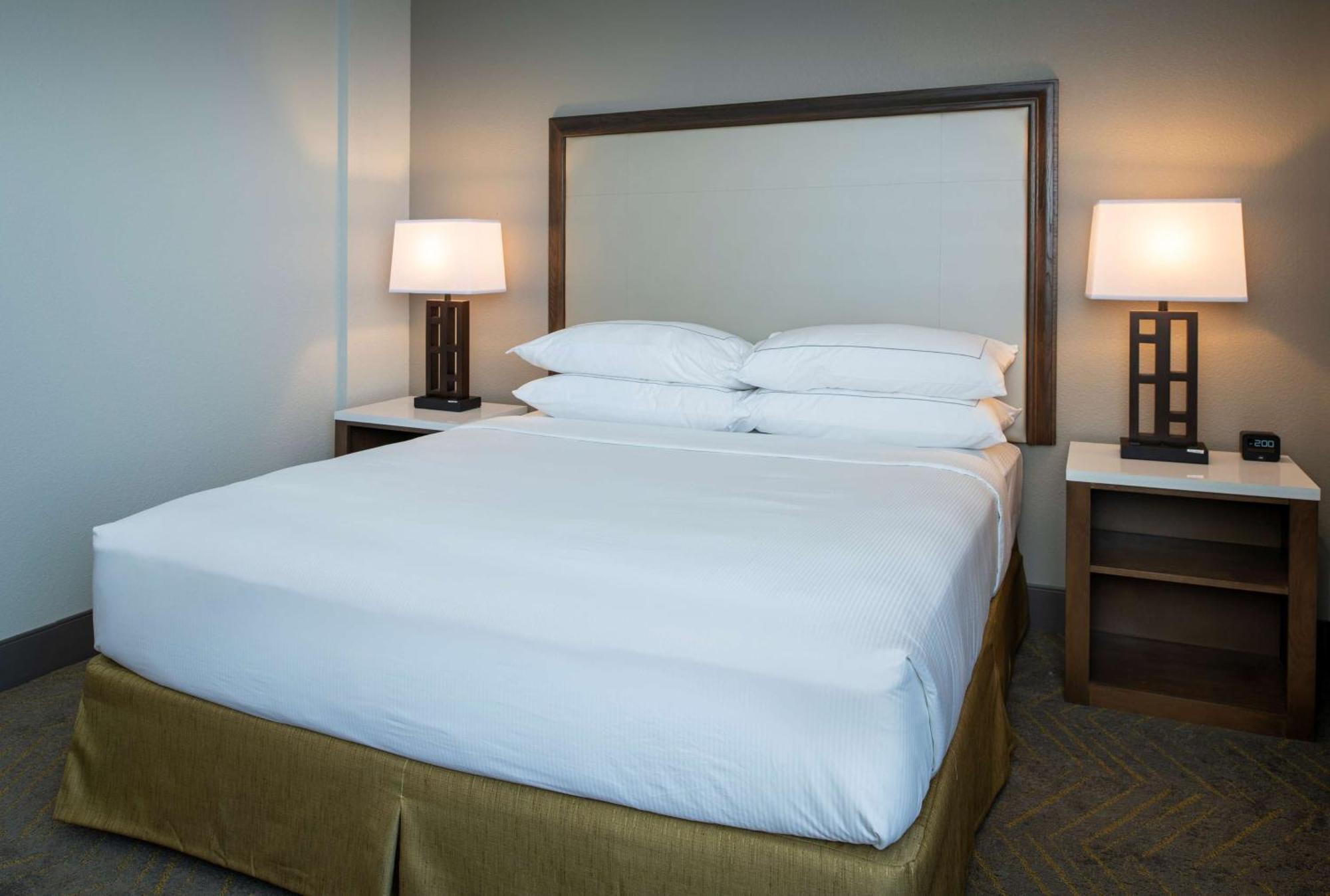 Отель Doubletree By Hilton Madison East Экстерьер фото