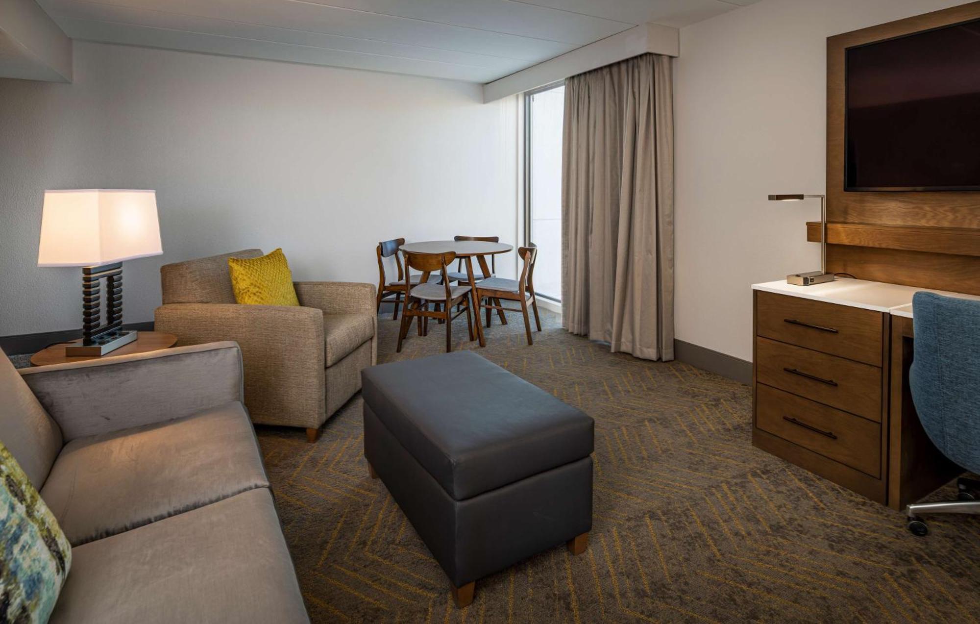 Отель Doubletree By Hilton Madison East Экстерьер фото