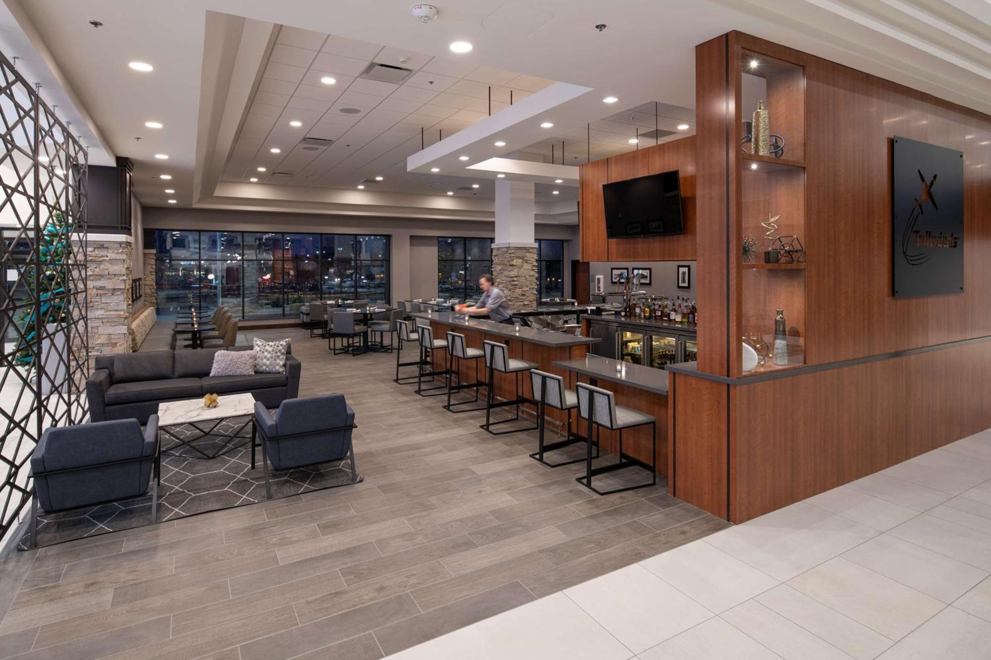 Отель Doubletree By Hilton Madison East Экстерьер фото