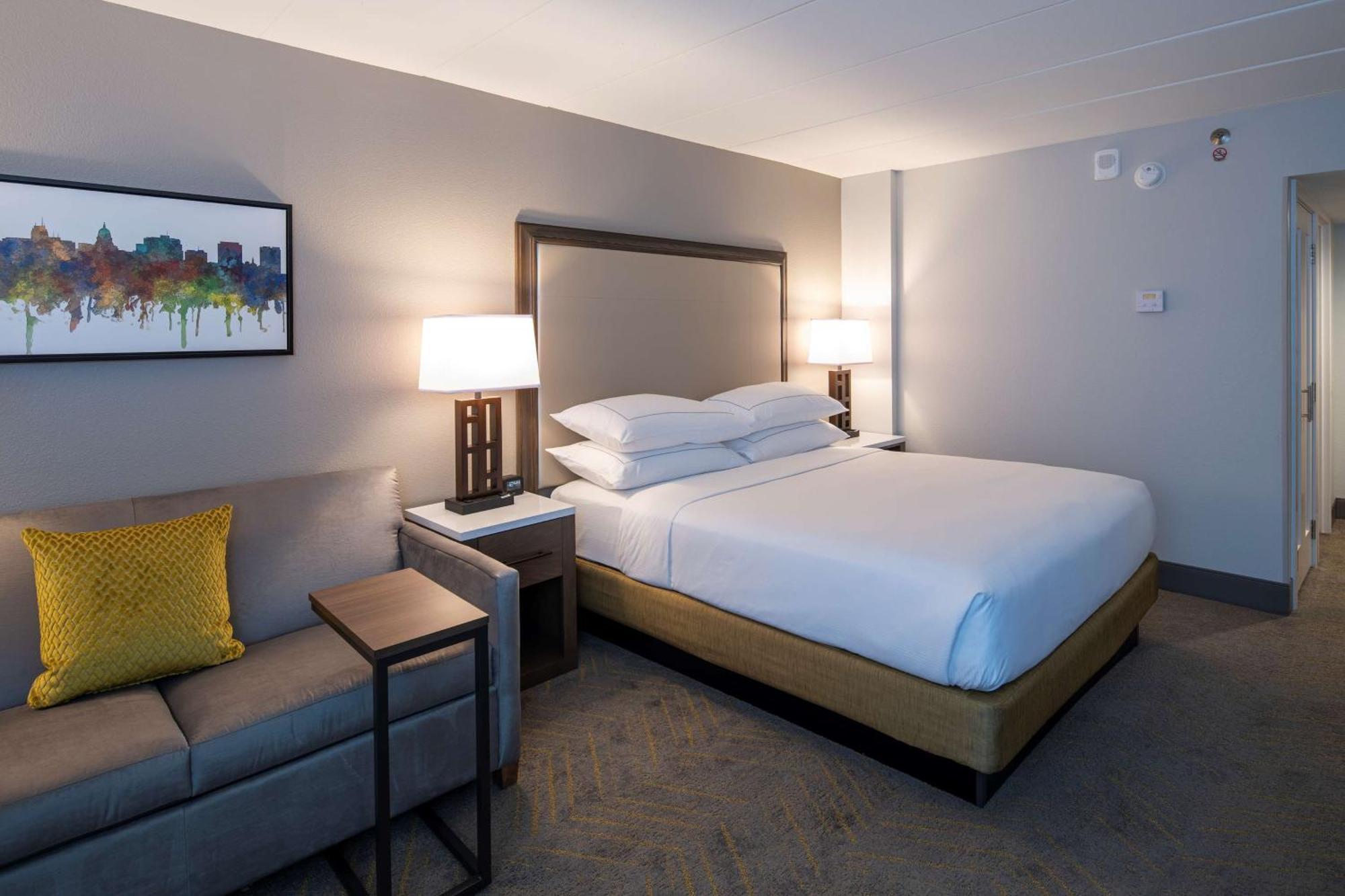 Отель Doubletree By Hilton Madison East Экстерьер фото