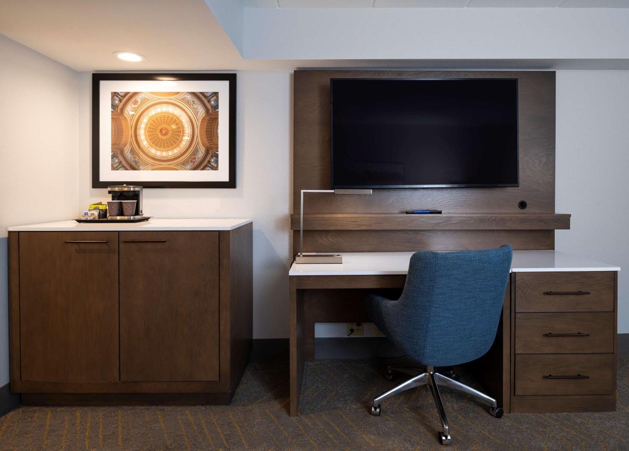 Отель Doubletree By Hilton Madison East Экстерьер фото