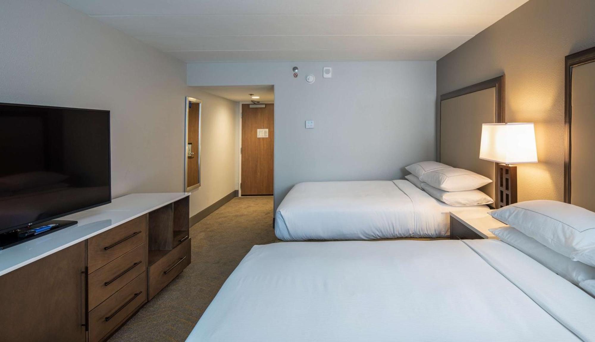 Отель Doubletree By Hilton Madison East Экстерьер фото