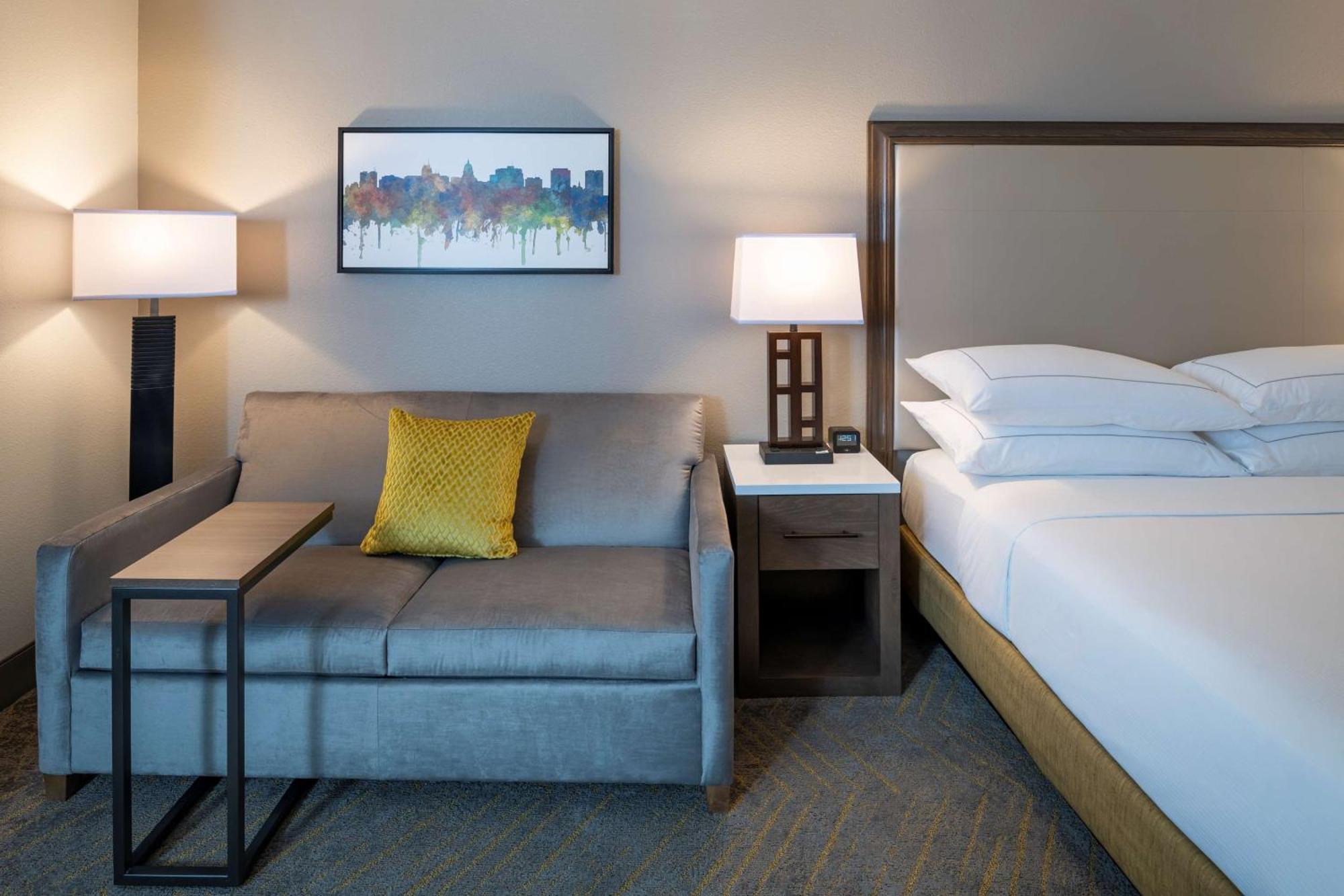 Отель Doubletree By Hilton Madison East Экстерьер фото
