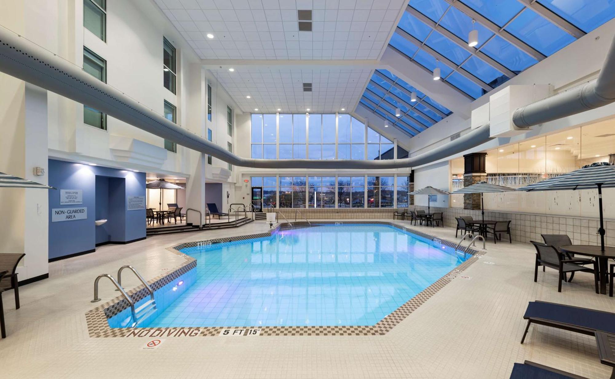 Отель Doubletree By Hilton Madison East Экстерьер фото