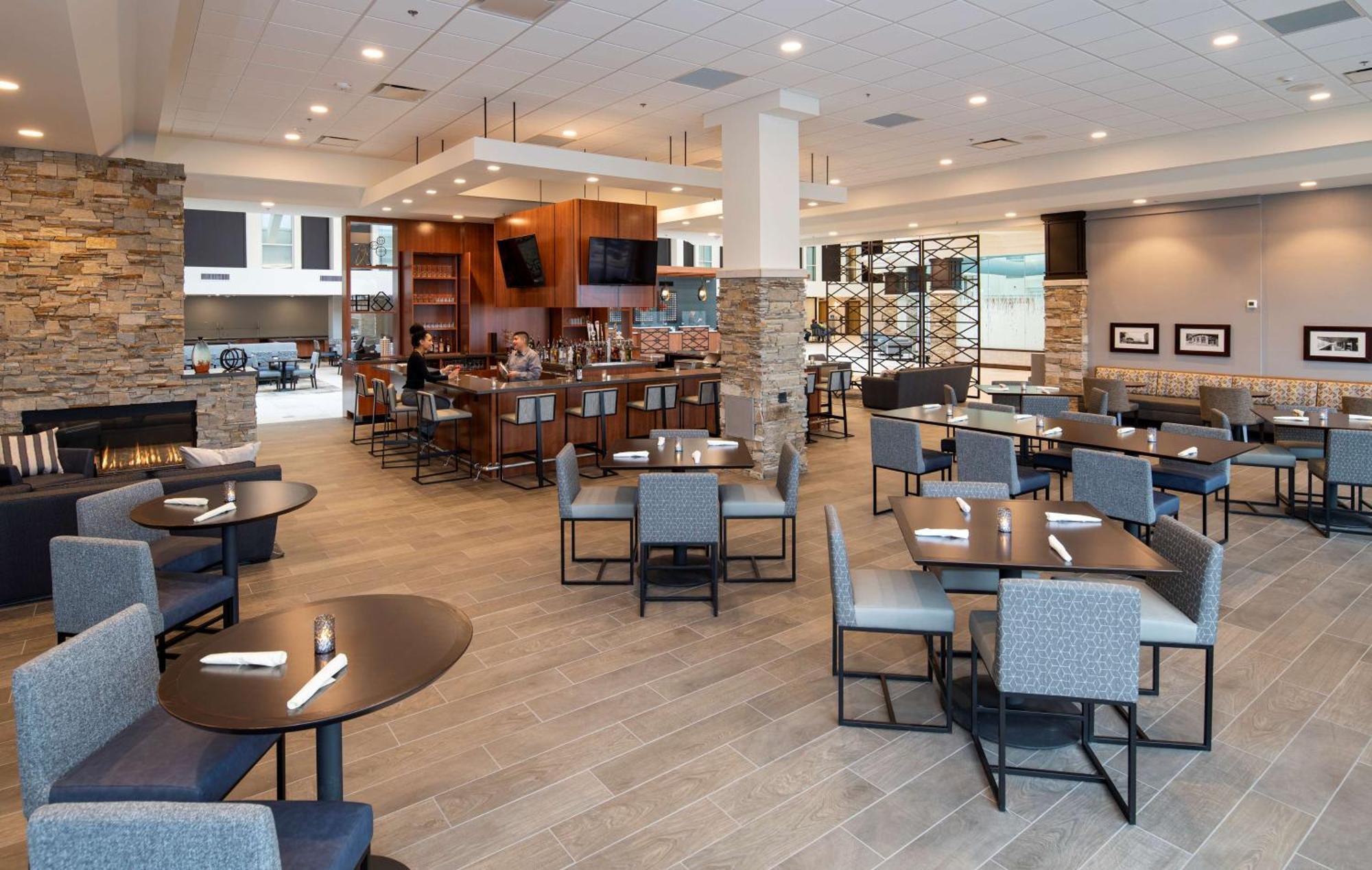 Отель Doubletree By Hilton Madison East Экстерьер фото