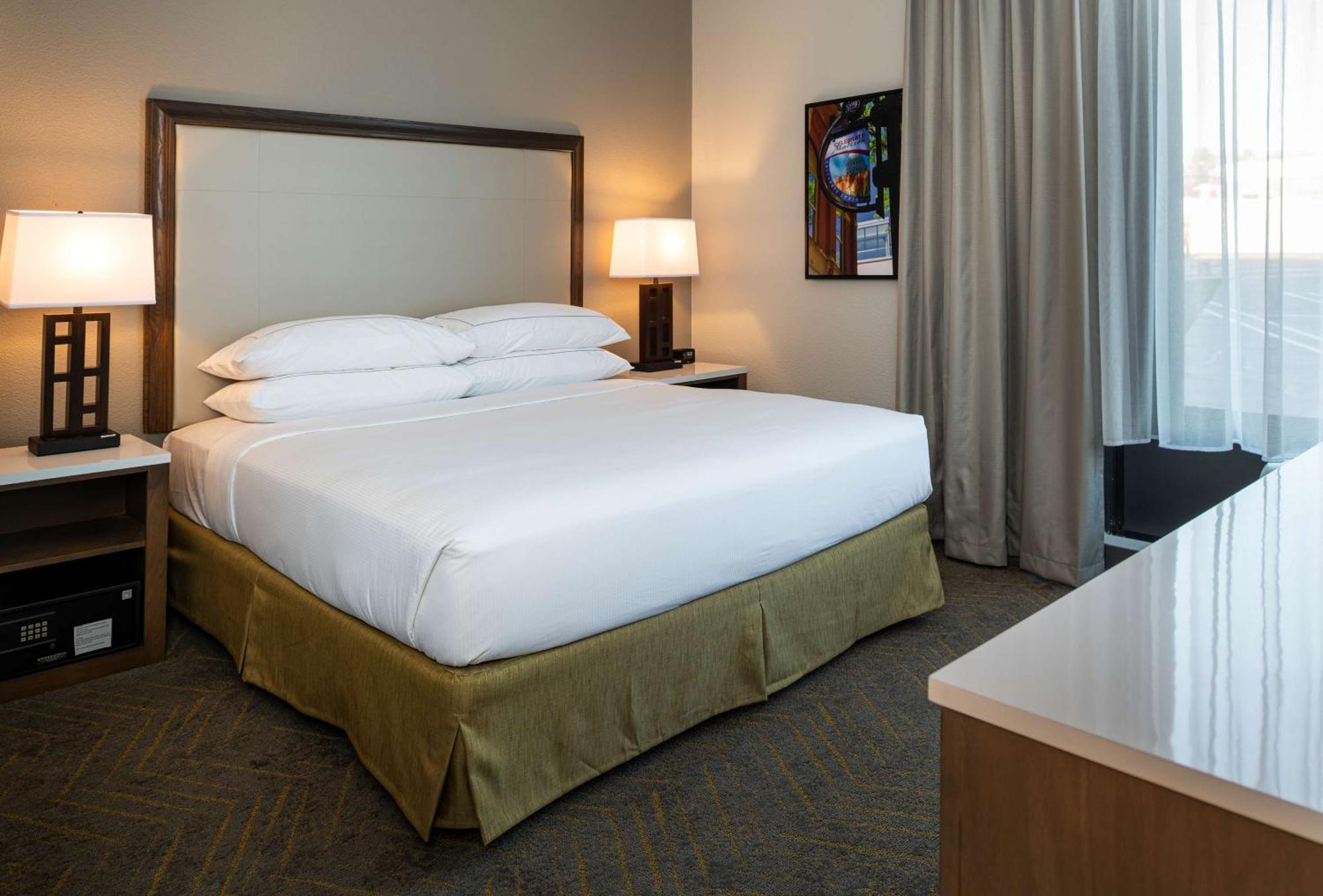Отель Doubletree By Hilton Madison East Экстерьер фото
